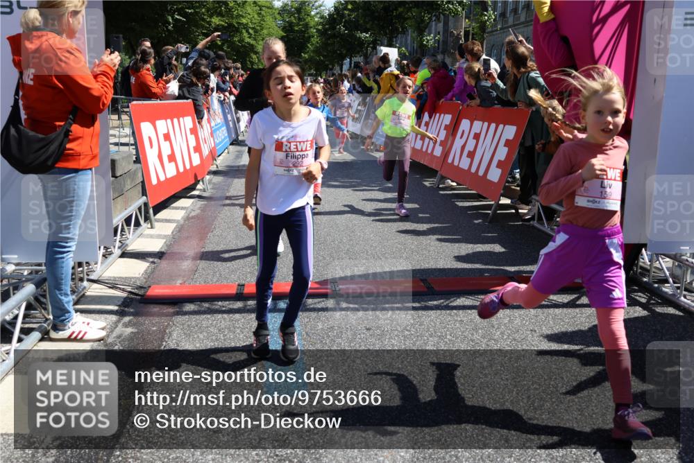14.06.2026 - REWE Women's Run Strokosch-Dieckow http://msf.ph/oto/9753666 14.06.2026 11:37:47 Ziel 101, 112, 119, 141, 156, 159, 164, 172, 173, 179, 224, 234, 248, 257, 264, 269, 292, 311, 322, 323, 334, 339, 340, 342, 343, 344, 351, 361, 362 meine-sportfotos.de