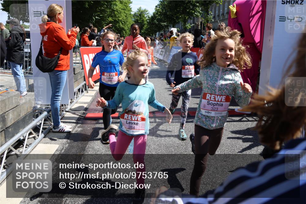 14.06.2026 - REWE Women's Run Strokosch-Dieckow http://msf.ph/oto/9753765 14.06.2026 11:37:44 Ziel 101, 112, 119, 131, 141, 156, 159, 164, 165, 172, 173, 179, 234, 248, 257, 264, 269, 292, 322, 323, 334, 339, 340, 342, 343, 344, 351, 358 meine-sportfotos.de