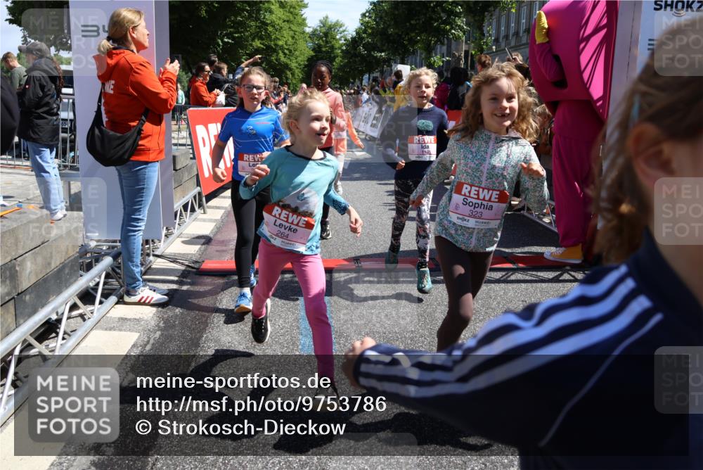 14.06.2026 - REWE Women's Run Strokosch-Dieckow http://msf.ph/oto/9753786 14.06.2026 11:37:43 Ziel 101, 112, 131, 132, 141, 156, 159, 164, 165, 172, 173, 179, 234, 248, 257, 264, 269, 292, 323, 334, 339, 340, 343, 344, 351, 358 meine-sportfotos.de