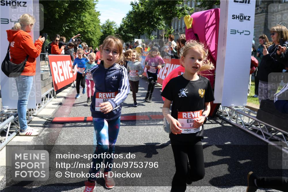 14.06.2026 - REWE Women's Run Strokosch-Dieckow http://msf.ph/oto/9753796 14.06.2026 11:37:42 Ziel 101, 111, 112, 131, 132, 141, 156, 159, 164, 165, 172, 173, 179, 234, 248, 264, 269, 292, 323, 334, 339, 340, 344, 351, 358 meine-sportfotos.de