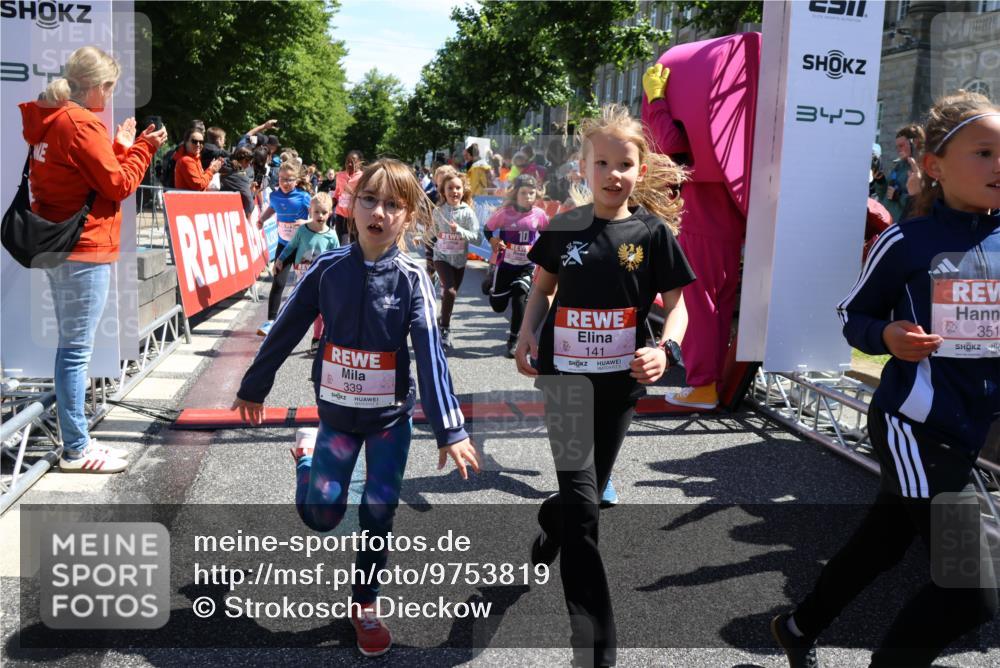 14.06.2026 - REWE Women's Run Strokosch-Dieckow http://msf.ph/oto/9753819 14.06.2026 11:37:42 Ziel 101, 111, 112, 131, 132, 141, 156, 159, 164, 165, 172, 173, 179, 234, 248, 264, 269, 292, 323, 334, 339, 340, 344, 351, 358 meine-sportfotos.de