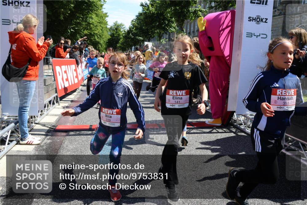 14.06.2026 - REWE Women's Run Strokosch-Dieckow http://msf.ph/oto/9753831 14.06.2026 11:37:42 Ziel 101, 111, 112, 131, 132, 141, 156, 159, 164, 165, 172, 173, 179, 234, 248, 264, 269, 292, 323, 334, 339, 340, 344, 351, 358 meine-sportfotos.de