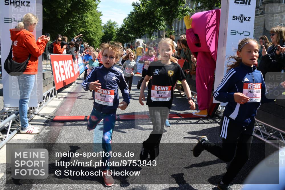 14.06.2026 - REWE Women's Run Strokosch-Dieckow http://msf.ph/oto/9753843 14.06.2026 11:37:42 Ziel 101, 111, 112, 131, 132, 141, 156, 159, 164, 165, 172, 173, 179, 234, 248, 264, 269, 292, 323, 334, 339, 340, 344, 351, 358 meine-sportfotos.de
