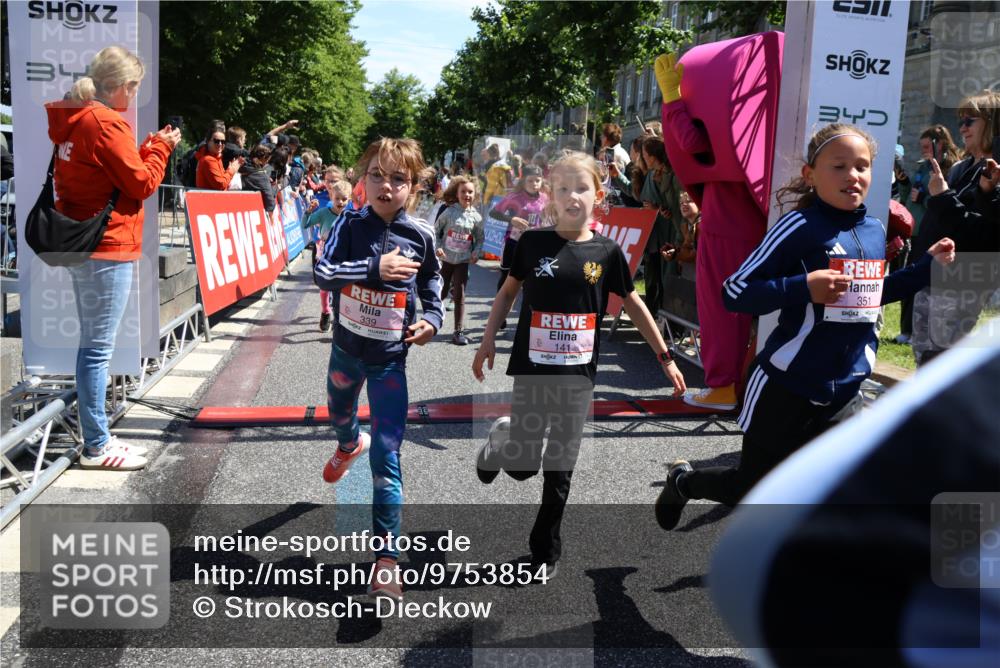 14.06.2026 - REWE Women's Run Strokosch-Dieckow http://msf.ph/oto/9753854 14.06.2026 11:37:42 Ziel 101, 111, 112, 131, 132, 141, 156, 159, 164, 165, 172, 173, 179, 234, 248, 264, 269, 292, 323, 334, 339, 340, 344, 351, 358 meine-sportfotos.de