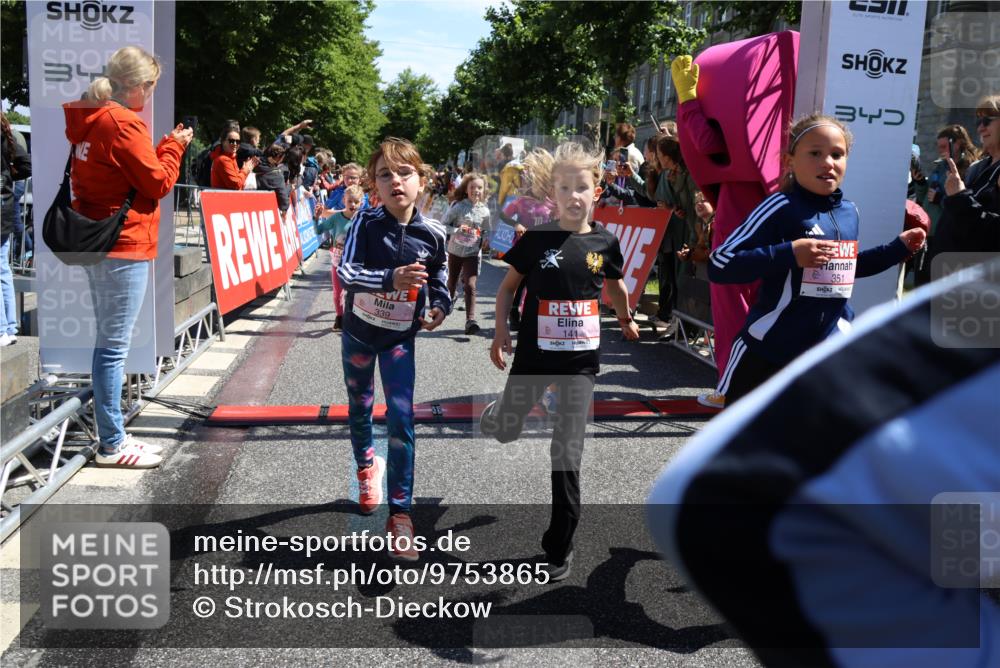14.06.2026 - REWE Women's Run Strokosch-Dieckow http://msf.ph/oto/9753865 14.06.2026 11:37:42 Ziel 101, 111, 112, 131, 132, 141, 156, 159, 164, 165, 172, 173, 179, 234, 248, 264, 269, 292, 323, 334, 339, 340, 344, 351, 358 meine-sportfotos.de