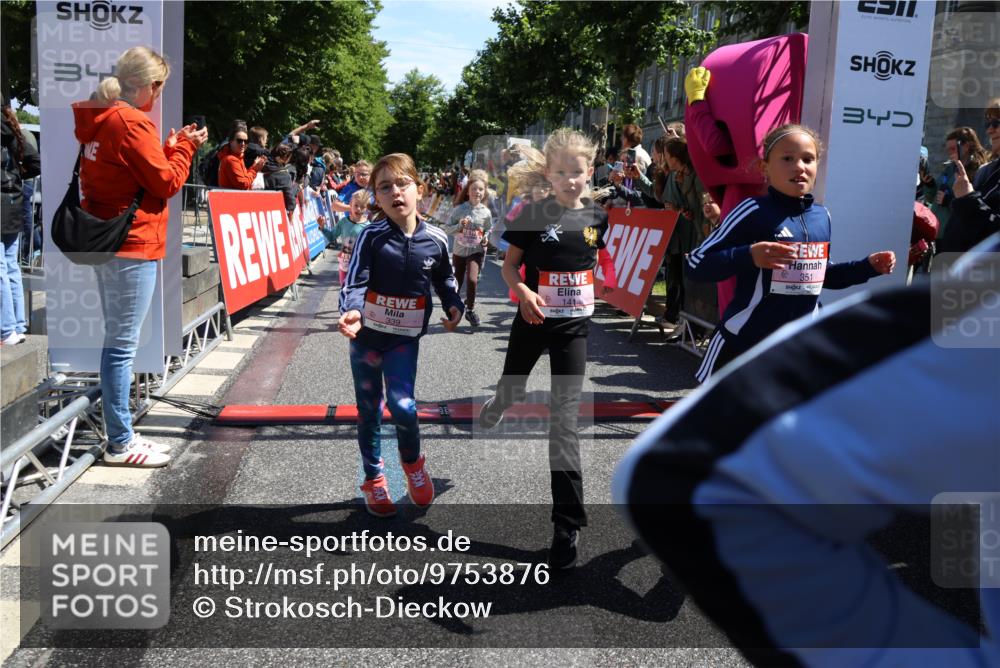 14.06.2026 - REWE Women's Run Strokosch-Dieckow http://msf.ph/oto/9753876 14.06.2026 11:37:42 Ziel 101, 111, 112, 131, 132, 141, 156, 159, 164, 165, 172, 173, 179, 234, 248, 264, 269, 292, 323, 334, 339, 340, 344, 351, 358 meine-sportfotos.de