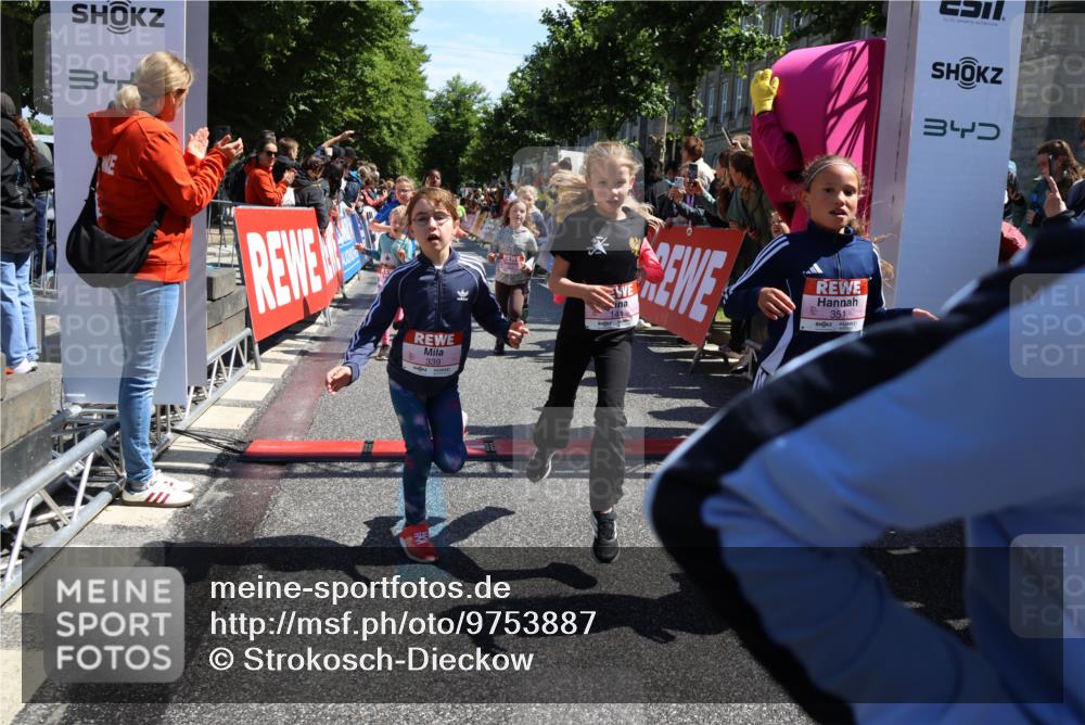 14.06.2026 - REWE Women's Run Strokosch-Dieckow http://msf.ph/oto/9753887 14.06.2026 11:37:42 Ziel 101, 111, 112, 131, 132, 141, 156, 159, 164, 165, 172, 173, 179, 234, 248, 264, 269, 292, 323, 334, 339, 340, 344, 351, 358 meine-sportfotos.de