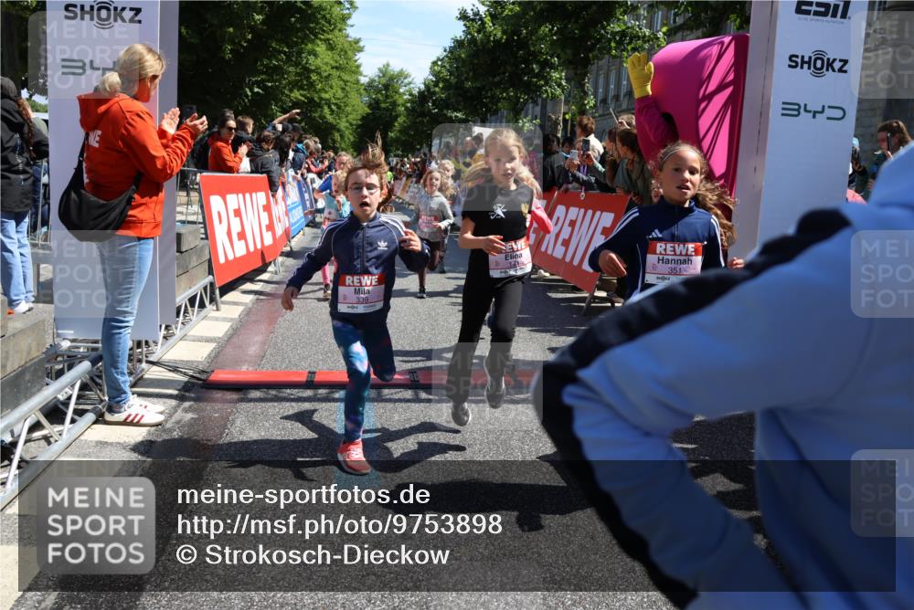 14.06.2026 - REWE Women's Run Strokosch-Dieckow http://msf.ph/oto/9753898 14.06.2026 11:37:42 Ziel 101, 111, 112, 131, 132, 141, 156, 159, 164, 165, 172, 173, 179, 234, 248, 264, 269, 292, 323, 334, 339, 340, 344, 351, 358 meine-sportfotos.de
