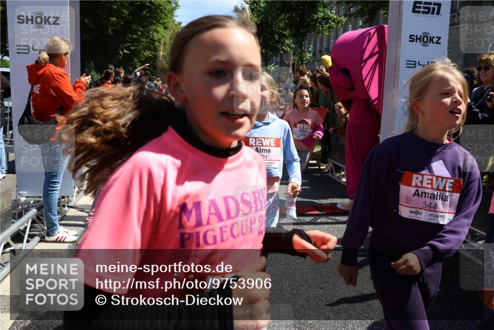 14.06.2026 - REWE Women's Run Strokosch-Dieckow http://msf.ph/oto/9753906 14.06.2026 11:37:41 Ziel 101, 111, 112, 131, 132, 141, 156, 164, 165, 172, 173, 176, 179, 234, 248, 264, 269, 315, 323, 334, 339, 340, 344, 351, 358 meine-sportfotos.de
