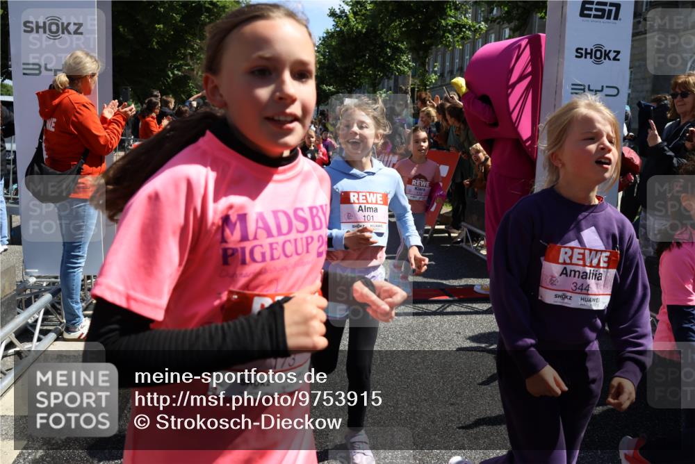 14.06.2026 - REWE Women's Run Strokosch-Dieckow http://msf.ph/oto/9753915 14.06.2026 11:37:41 Ziel 101, 111, 112, 131, 132, 141, 156, 164, 165, 172, 173, 176, 179, 234, 248, 264, 269, 315, 323, 334, 339, 340, 344, 351, 358 meine-sportfotos.de