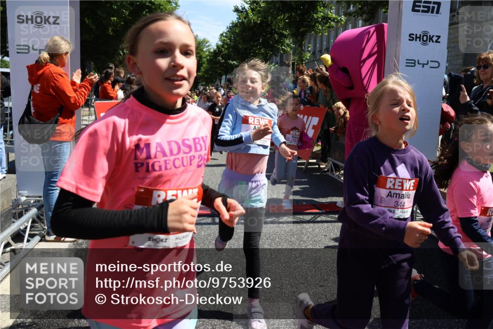 14.06.2026 - REWE Women's Run Strokosch-Dieckow http://msf.ph/oto/9753926 14.06.2026 11:37:40 Ziel 101, 111, 112, 131, 132, 141, 156, 164, 165, 172, 173, 176, 179, 234, 248, 264, 269, 315, 323, 334, 339, 340, 344, 351, 358 meine-sportfotos.de