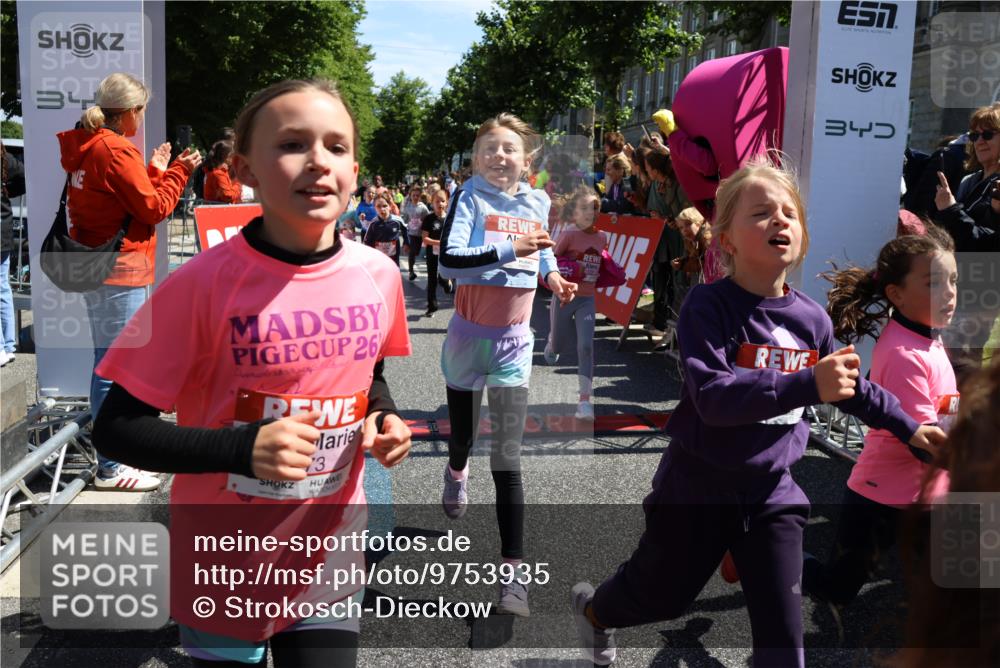 14.06.2026 - REWE Women's Run Strokosch-Dieckow http://msf.ph/oto/9753935 14.06.2026 11:37:40 Ziel 101, 111, 112, 131, 132, 141, 156, 164, 165, 172, 173, 176, 179, 234, 248, 264, 269, 315, 323, 334, 339, 340, 344, 351, 358 meine-sportfotos.de
