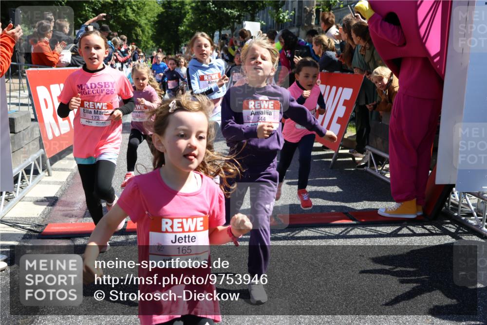 14.06.2026 - REWE Women's Run Strokosch-Dieckow http://msf.ph/oto/9753946 14.06.2026 11:37:40 Ziel 101, 111, 112, 131, 132, 141, 156, 164, 165, 172, 173, 176, 179, 234, 248, 264, 269, 315, 323, 334, 339, 340, 344, 351, 358 meine-sportfotos.de