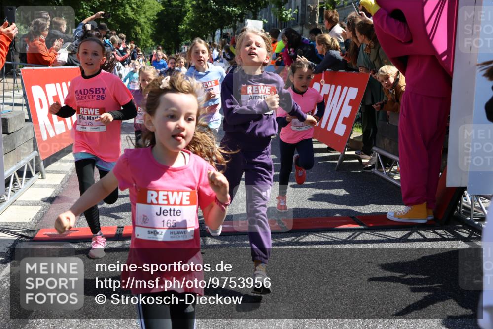 14.06.2026 - REWE Women's Run Strokosch-Dieckow http://msf.ph/oto/9753956 14.06.2026 11:37:40 Ziel 101, 111, 112, 131, 132, 141, 156, 164, 165, 172, 173, 176, 179, 234, 248, 264, 269, 315, 323, 334, 339, 340, 344, 351, 358 meine-sportfotos.de