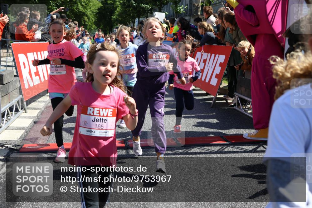 14.06.2026 - REWE Women's Run Strokosch-Dieckow http://msf.ph/oto/9753967 14.06.2026 11:37:39 Ziel 101, 111, 112, 131, 132, 141, 156, 164, 165, 167, 172, 173, 176, 179, 248, 264, 269, 315, 323, 334, 339, 344, 351, 358 meine-sportfotos.de