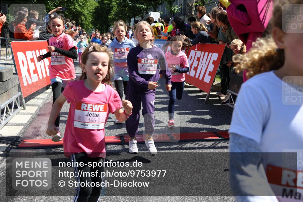 14.06.2026 - REWE Women's Run Strokosch-Dieckow http://msf.ph/oto/9753977 14.06.2026 11:37:39 Ziel 101, 111, 112, 131, 132, 141, 156, 164, 165, 167, 172, 173, 176, 179, 248, 264, 269, 315, 323, 334, 339, 344, 351, 358 meine-sportfotos.de