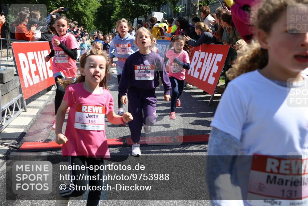 14.06.2026 - REWE Women's Run Strokosch-Dieckow http://msf.ph/oto/9753988 14.06.2026 11:37:39 Ziel 101, 111, 112, 131, 132, 141, 156, 164, 165, 167, 172, 173, 176, 179, 248, 264, 269, 315, 323, 334, 339, 344, 351, 358 meine-sportfotos.de