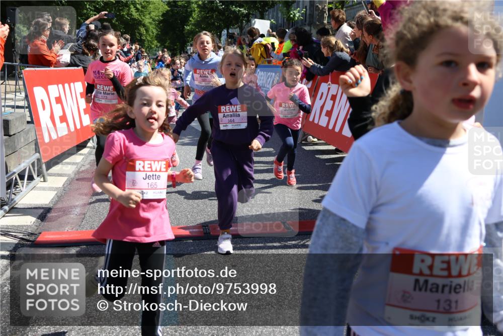 14.06.2026 - REWE Women's Run Strokosch-Dieckow http://msf.ph/oto/9753998 14.06.2026 11:37:39 Ziel 101, 111, 112, 131, 132, 141, 156, 164, 165, 167, 172, 173, 176, 179, 248, 264, 269, 315, 323, 334, 339, 344, 351, 358 meine-sportfotos.de