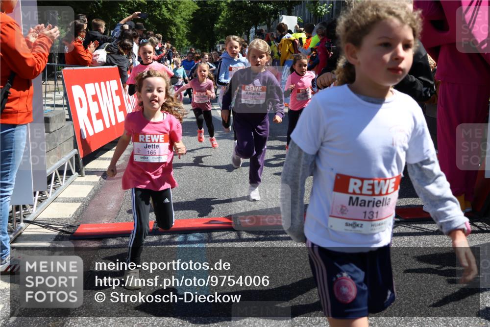 14.06.2026 - REWE Women's Run Strokosch-Dieckow http://msf.ph/oto/9754006 14.06.2026 11:37:39 Ziel 101, 111, 112, 131, 132, 141, 156, 164, 165, 167, 172, 173, 176, 179, 248, 264, 269, 315, 323, 334, 339, 344, 351, 358 meine-sportfotos.de