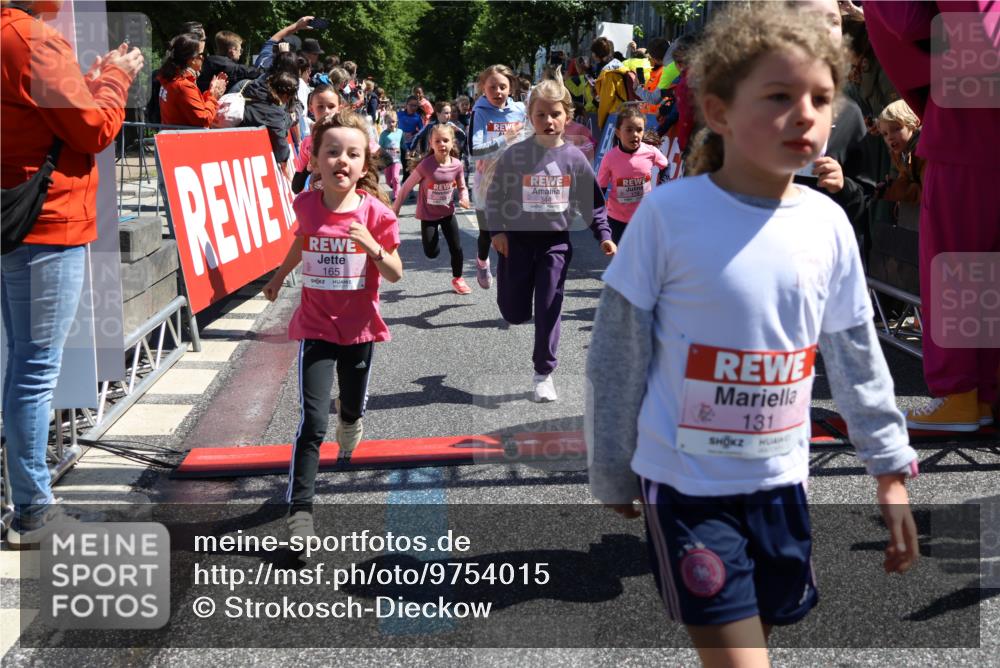 14.06.2026 - REWE Women's Run Strokosch-Dieckow http://msf.ph/oto/9754015 14.06.2026 11:37:39 Ziel 101, 111, 112, 131, 132, 141, 156, 164, 165, 167, 172, 173, 176, 179, 248, 264, 269, 315, 323, 334, 339, 344, 351, 358 meine-sportfotos.de