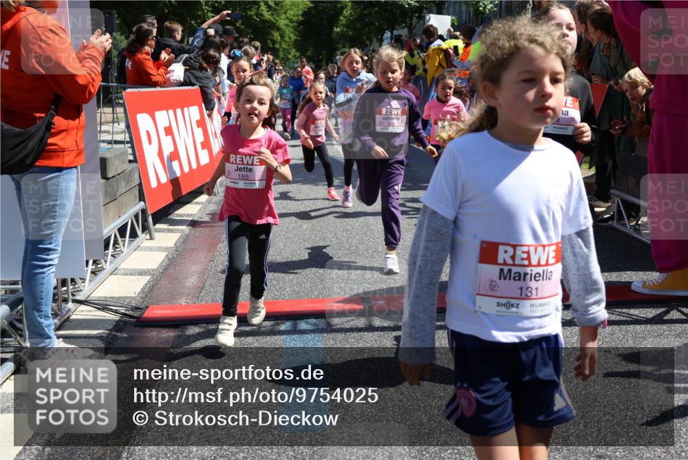 14.06.2026 - REWE Women's Run Strokosch-Dieckow http://msf.ph/oto/9754025 14.06.2026 11:37:39 Ziel 101, 111, 112, 131, 132, 141, 156, 164, 165, 167, 172, 173, 176, 179, 248, 264, 269, 315, 323, 334, 339, 344, 351, 358 meine-sportfotos.de
