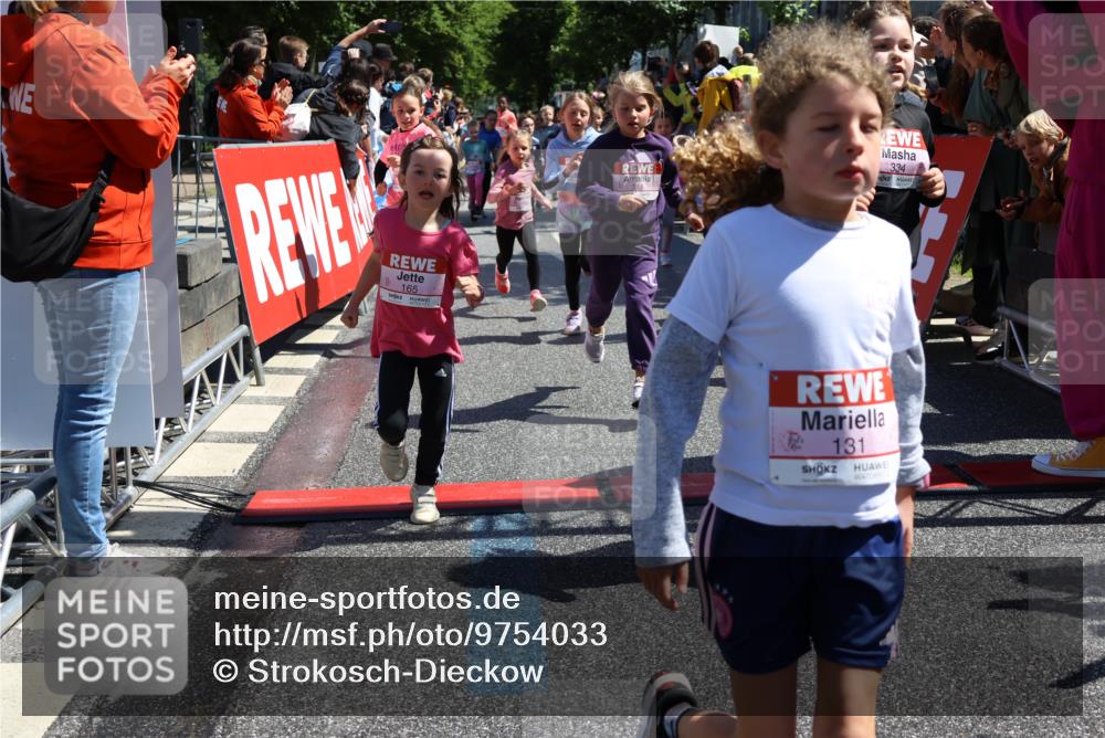 14.06.2026 - REWE Women's Run Strokosch-Dieckow http://msf.ph/oto/9754033 14.06.2026 11:37:39 Ziel 101, 111, 112, 131, 132, 141, 156, 164, 165, 167, 172, 173, 176, 179, 248, 264, 269, 315, 323, 334, 339, 344, 351, 358 meine-sportfotos.de