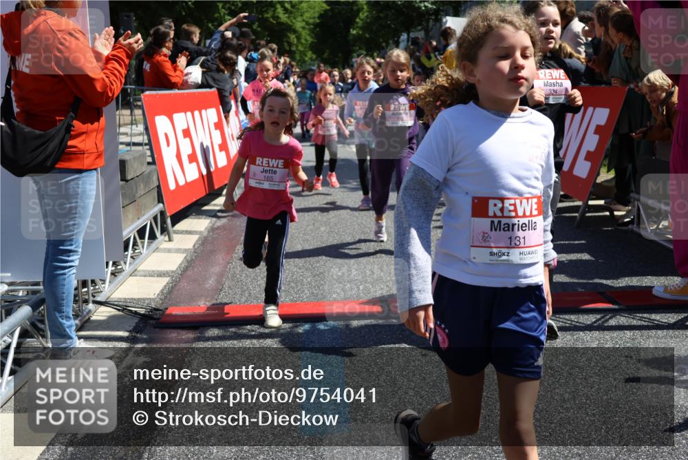 14.06.2026 - REWE Women's Run Strokosch-Dieckow http://msf.ph/oto/9754041 14.06.2026 11:37:39 Ziel 101, 111, 112, 131, 132, 141, 156, 164, 165, 167, 172, 173, 176, 179, 248, 264, 269, 315, 323, 334, 339, 344, 351, 358 meine-sportfotos.de