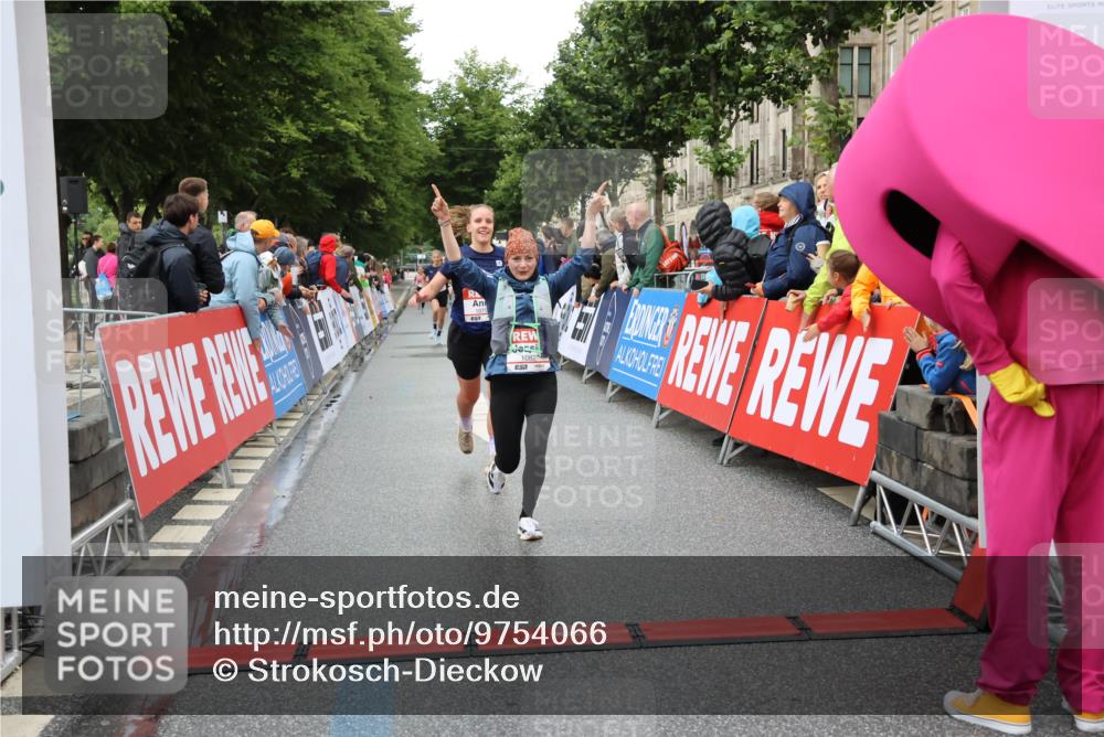 14.06.2026 - REWE Women's Run Strokosch-Dieckow http://msf.ph/oto/9754066 14.06.2026 09:48:27 Ziel 10573, 10755, 10827, 10843, 10935, 11097 meine-sportfotos.de