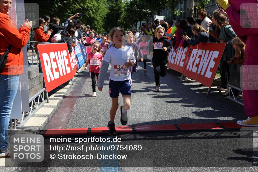 14.06.2026 - REWE Women's Run Strokosch-Dieckow http://msf.ph/oto/9754089 14.06.2026 11:37:38 Ziel 101, 104, 111, 131, 132, 141, 156, 164, 165, 167, 172, 173, 176, 179, 259, 314, 315, 334, 336, 339, 344, 351, 358 meine-sportfotos.de