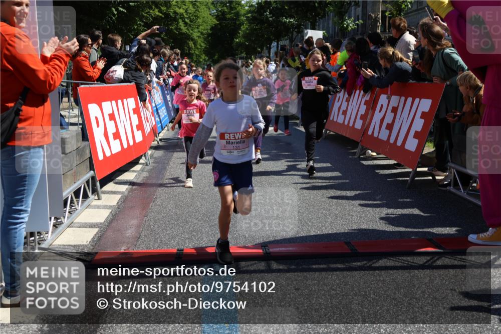 14.06.2026 - REWE Women's Run Strokosch-Dieckow http://msf.ph/oto/9754102 14.06.2026 11:37:38 Ziel 101, 104, 111, 131, 132, 141, 156, 164, 165, 167, 172, 173, 176, 179, 259, 314, 315, 334, 336, 339, 344, 351, 358 meine-sportfotos.de