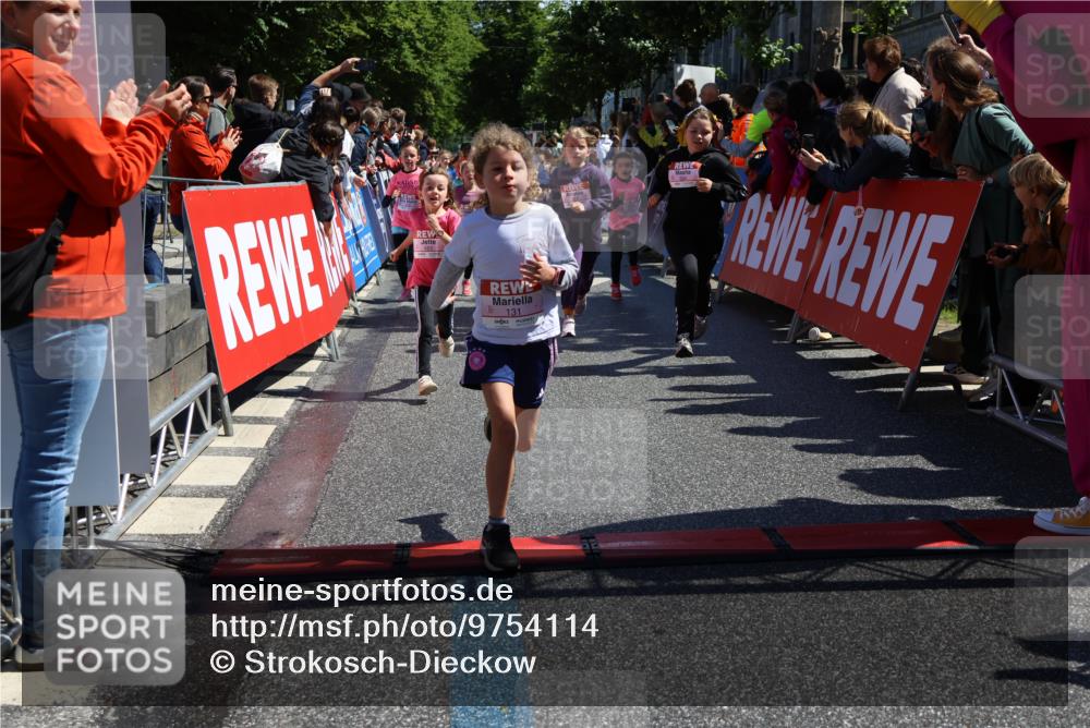 14.06.2026 - REWE Women's Run Strokosch-Dieckow http://msf.ph/oto/9754114 14.06.2026 11:37:38 Ziel 101, 104, 111, 131, 132, 141, 156, 164, 165, 167, 172, 173, 176, 179, 259, 314, 315, 334, 336, 339, 344, 351, 358 meine-sportfotos.de