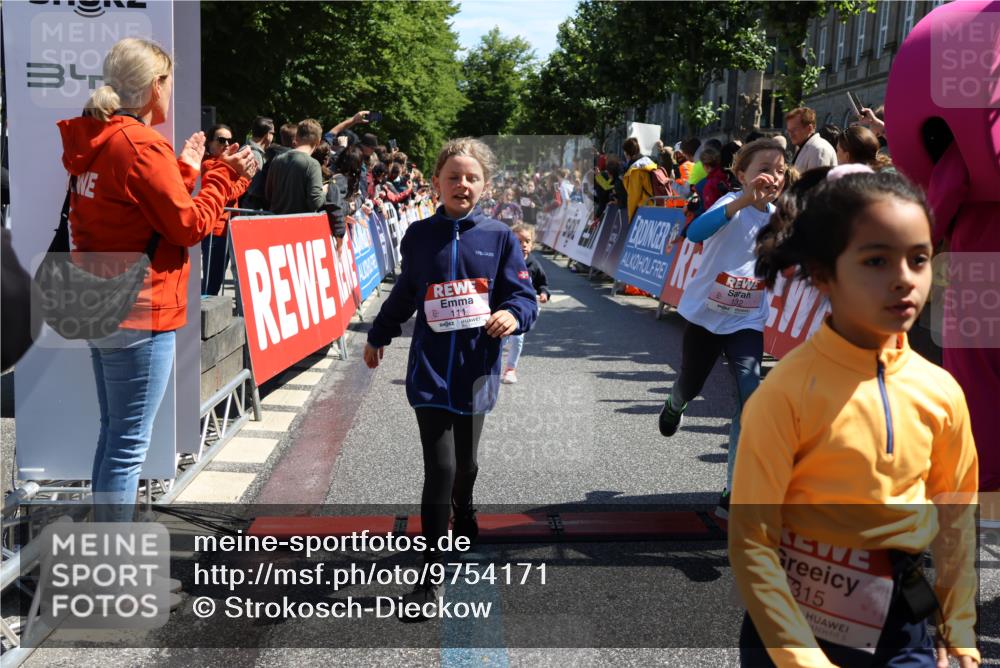 14.06.2026 - REWE Women's Run Strokosch-Dieckow http://msf.ph/oto/9754171 14.06.2026 11:37:35 Ziel 102, 104, 111, 124, 131, 132, 165, 167, 173, 176, 245, 259, 275, 314, 315, 324, 334, 336, 341, 344, 358 meine-sportfotos.de