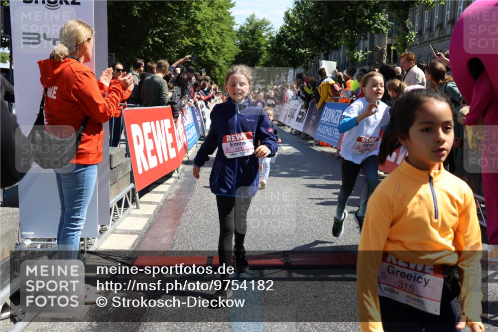 14.06.2026 - REWE Women's Run Strokosch-Dieckow http://msf.ph/oto/9754182 14.06.2026 11:37:34 Ziel 102, 104, 111, 124, 131, 132, 165, 167, 176, 180, 245, 258, 259, 275, 314, 315, 324, 336, 341, 358 meine-sportfotos.de