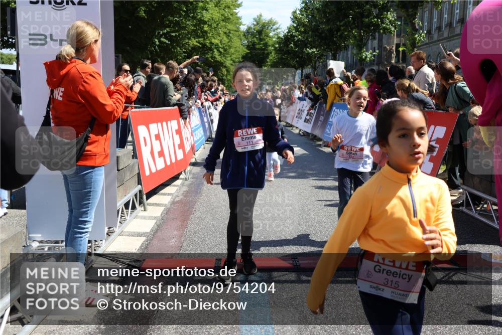 14.06.2026 - REWE Women's Run Strokosch-Dieckow http://msf.ph/oto/9754204 14.06.2026 11:37:34 Ziel 102, 104, 111, 124, 131, 132, 165, 167, 176, 180, 245, 258, 259, 275, 314, 315, 324, 336, 341, 358 meine-sportfotos.de