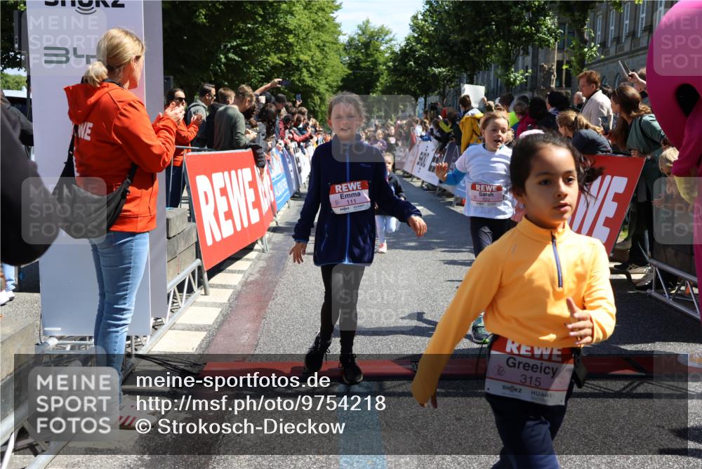 14.06.2026 - REWE Women's Run Strokosch-Dieckow http://msf.ph/oto/9754218 14.06.2026 11:37:34 Ziel 102, 104, 111, 124, 131, 132, 165, 167, 176, 180, 245, 258, 259, 275, 314, 315, 324, 336, 341, 358 meine-sportfotos.de