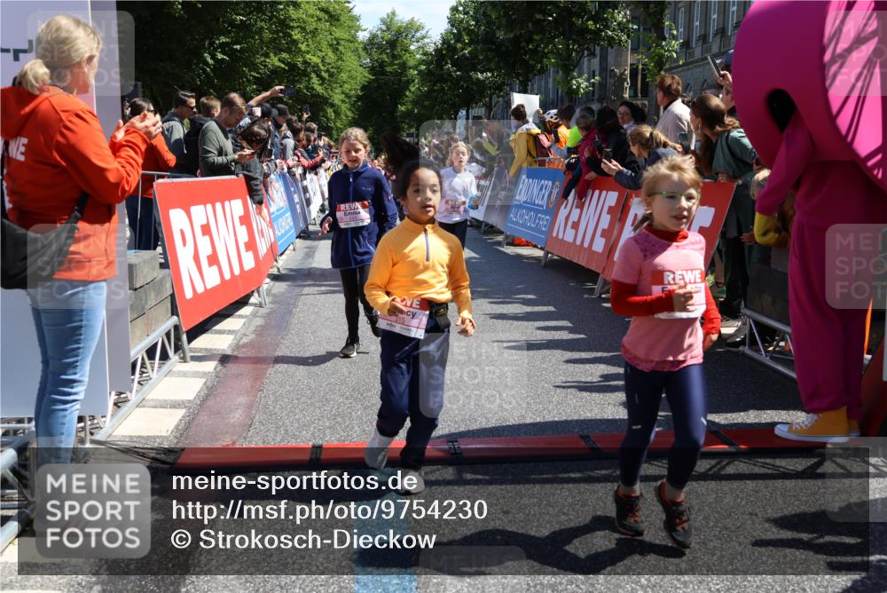 14.06.2026 - REWE Women's Run Strokosch-Dieckow http://msf.ph/oto/9754230 14.06.2026 11:37:33 Ziel 102, 104, 111, 124, 132, 140, 167, 176, 180, 245, 258, 259, 275, 314, 315, 324, 336, 341, 358 meine-sportfotos.de