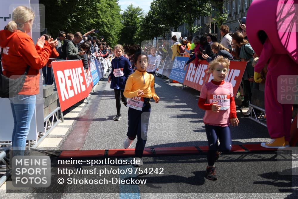 14.06.2026 - REWE Women's Run Strokosch-Dieckow http://msf.ph/oto/9754242 14.06.2026 11:37:33 Ziel 102, 104, 111, 124, 132, 140, 167, 176, 180, 245, 258, 259, 275, 314, 315, 324, 336, 341, 358 meine-sportfotos.de