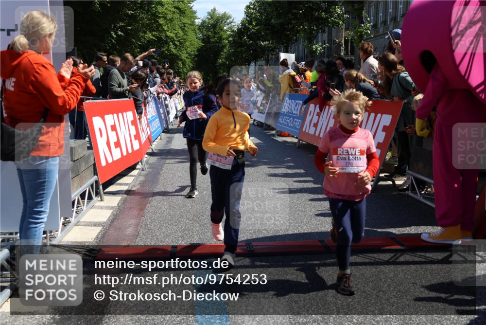14.06.2026 - REWE Women's Run Strokosch-Dieckow http://msf.ph/oto/9754253 14.06.2026 11:37:33 Ziel 102, 104, 111, 124, 132, 140, 167, 176, 180, 245, 258, 259, 275, 314, 315, 324, 336, 341, 358 meine-sportfotos.de