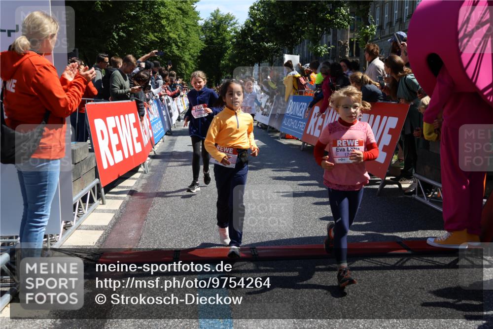 14.06.2026 - REWE Women's Run Strokosch-Dieckow http://msf.ph/oto/9754264 14.06.2026 11:37:33 Ziel 102, 104, 111, 124, 132, 140, 167, 176, 180, 245, 258, 259, 275, 314, 315, 324, 336, 341, 358 meine-sportfotos.de