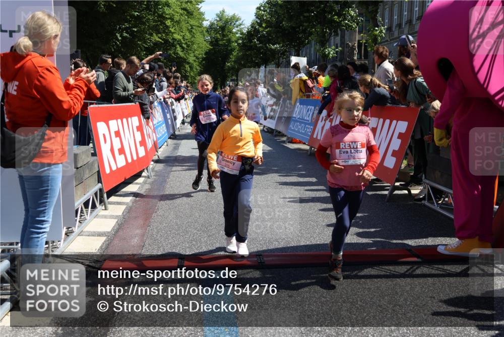 14.06.2026 - REWE Women's Run Strokosch-Dieckow http://msf.ph/oto/9754276 14.06.2026 11:37:33 Ziel 102, 104, 111, 124, 132, 140, 167, 176, 180, 245, 258, 259, 275, 314, 315, 324, 336, 341, 358 meine-sportfotos.de