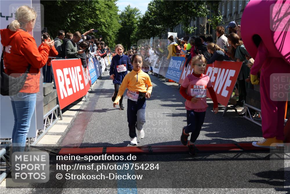 14.06.2026 - REWE Women's Run Strokosch-Dieckow http://msf.ph/oto/9754284 14.06.2026 11:37:33 Ziel 102, 104, 111, 124, 132, 140, 167, 176, 180, 245, 258, 259, 275, 314, 315, 324, 336, 341, 358 meine-sportfotos.de