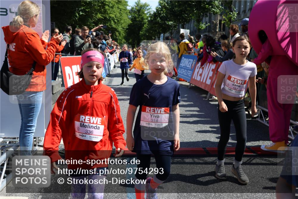 14.06.2026 - REWE Women's Run Strokosch-Dieckow http://msf.ph/oto/9754293 14.06.2026 11:37:31 Ziel 102, 104, 107, 111, 124, 132, 140, 167, 176, 180, 207, 245, 258, 259, 262, 275, 314, 315, 324, 336, 341, 350 meine-sportfotos.de