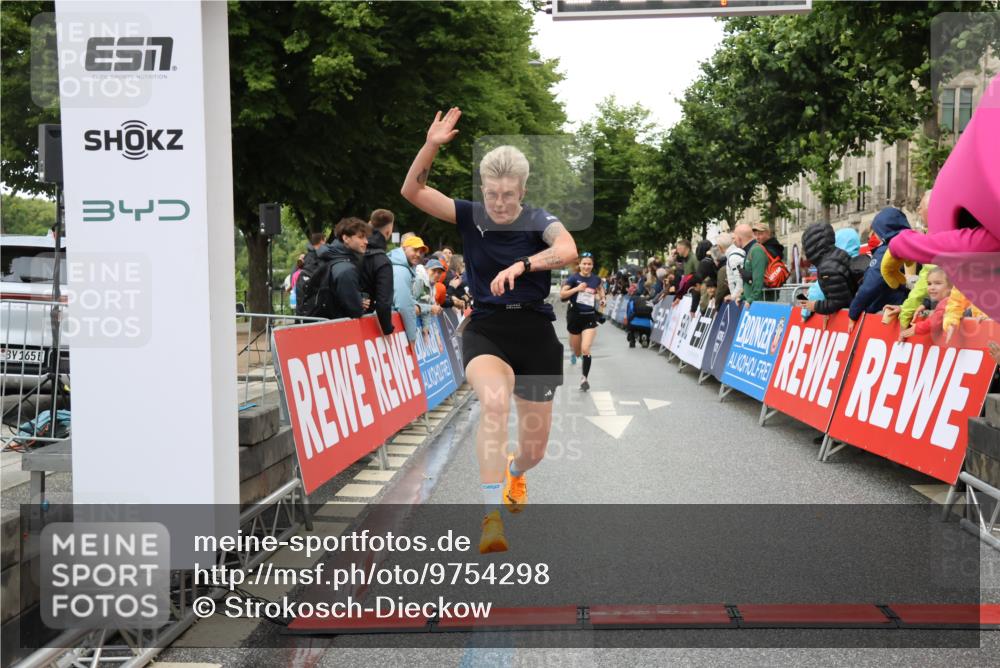 14.06.2026 - REWE Women's Run Strokosch-Dieckow http://msf.ph/oto/9754298 14.06.2026 09:48:20 Ziel 10273, 10573, 10843, 10935 meine-sportfotos.de