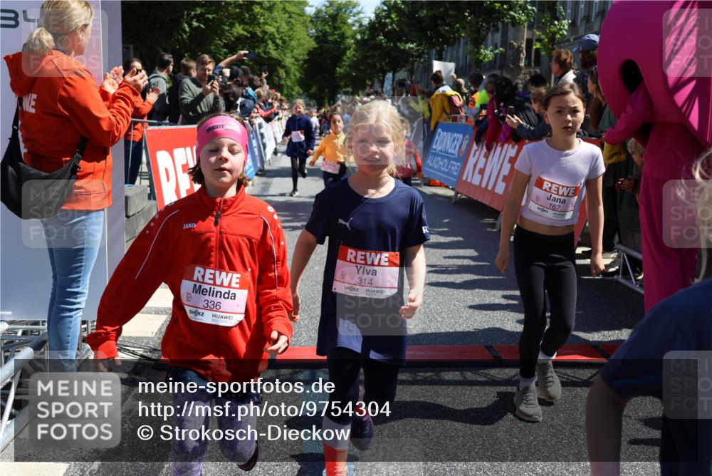 14.06.2026 - REWE Women's Run Strokosch-Dieckow http://msf.ph/oto/9754304 14.06.2026 11:37:31 Ziel 102, 104, 107, 111, 124, 132, 140, 167, 176, 180, 207, 245, 258, 259, 262, 275, 314, 315, 324, 336, 341, 350 meine-sportfotos.de