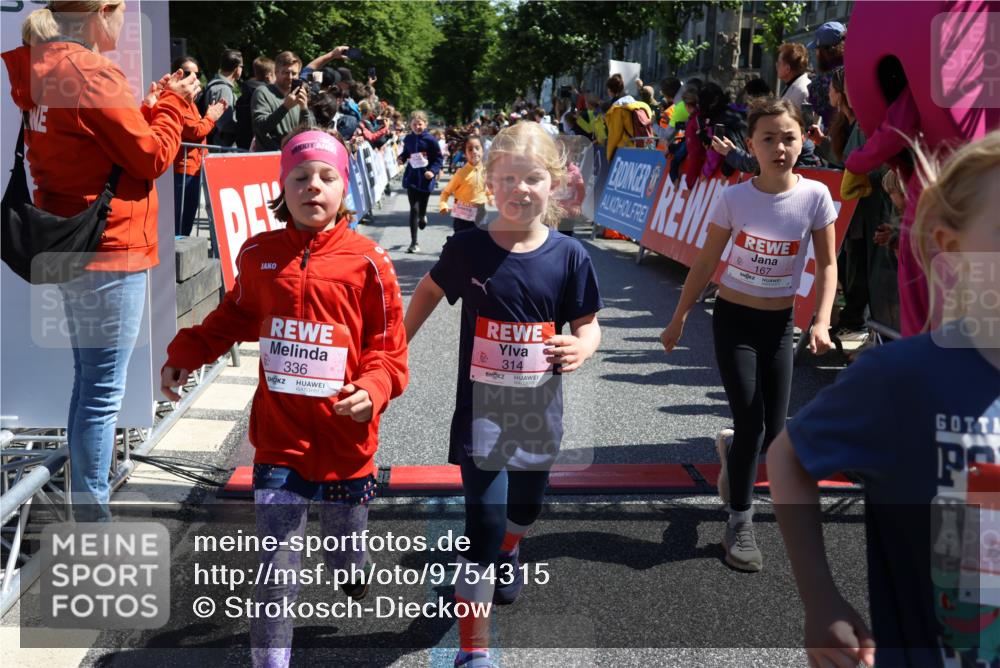 14.06.2026 - REWE Women's Run Strokosch-Dieckow http://msf.ph/oto/9754315 14.06.2026 11:37:31 Ziel 102, 104, 107, 111, 124, 132, 140, 167, 176, 180, 207, 245, 258, 259, 262, 275, 314, 315, 324, 336, 341, 350 meine-sportfotos.de