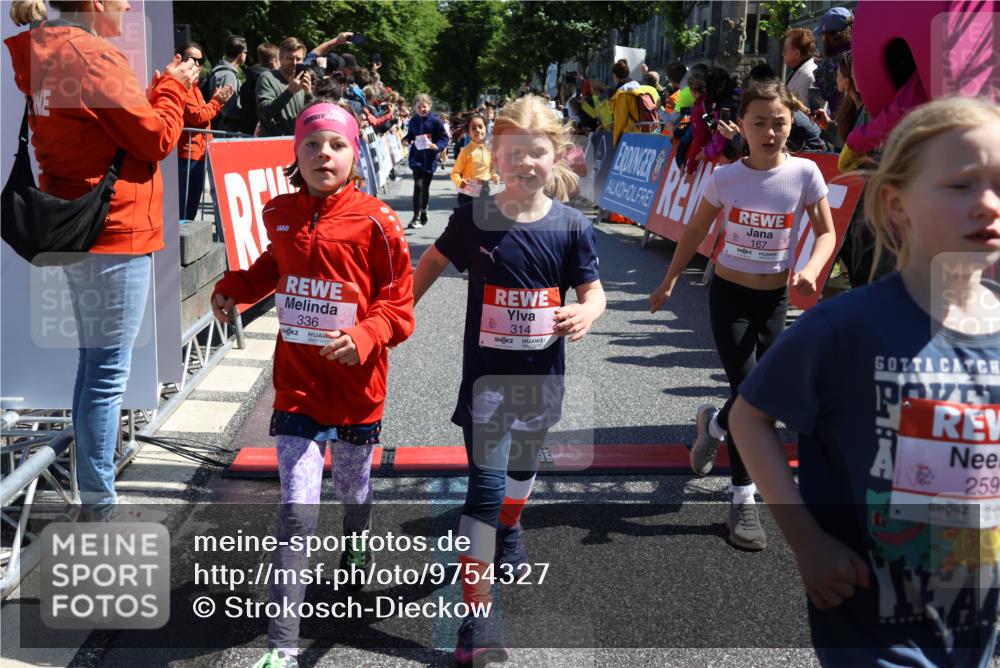 14.06.2026 - REWE Women's Run Strokosch-Dieckow http://msf.ph/oto/9754327 14.06.2026 11:37:31 Ziel 102, 104, 107, 111, 124, 132, 140, 167, 176, 180, 207, 245, 258, 259, 262, 275, 314, 315, 324, 336, 341, 350 meine-sportfotos.de