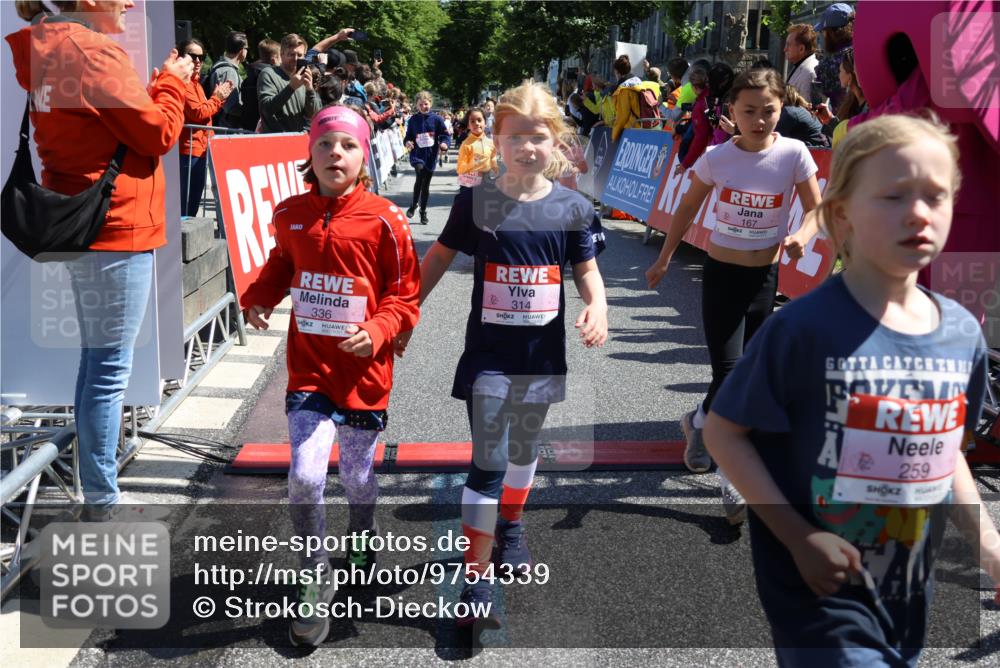 14.06.2026 - REWE Women's Run Strokosch-Dieckow http://msf.ph/oto/9754339 14.06.2026 11:37:31 Ziel 102, 104, 107, 111, 124, 132, 140, 167, 176, 180, 207, 245, 258, 259, 262, 275, 314, 315, 324, 336, 341, 350 meine-sportfotos.de
