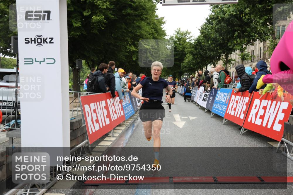 14.06.2026 - REWE Women's Run Strokosch-Dieckow http://msf.ph/oto/9754350 14.06.2026 09:48:19 Ziel 10273, 10573, 10935 meine-sportfotos.de