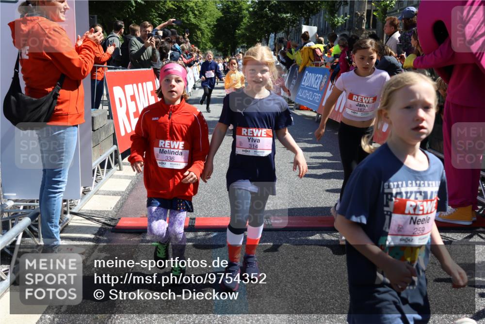 14.06.2026 - REWE Women's Run Strokosch-Dieckow http://msf.ph/oto/9754352 14.06.2026 11:37:31 Ziel 102, 104, 107, 111, 124, 132, 140, 167, 176, 180, 207, 245, 258, 259, 262, 275, 314, 315, 324, 336, 341, 350 meine-sportfotos.de