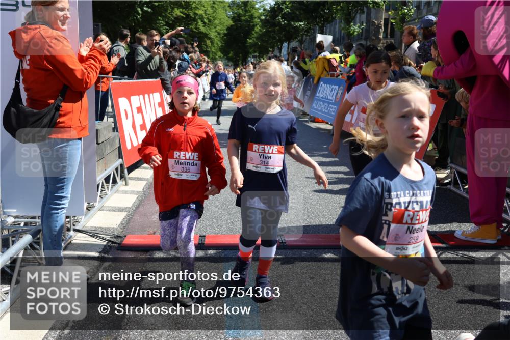 14.06.2026 - REWE Women's Run Strokosch-Dieckow http://msf.ph/oto/9754363 14.06.2026 11:37:31 Ziel 102, 104, 107, 111, 124, 132, 140, 167, 176, 180, 207, 245, 258, 259, 262, 275, 314, 315, 324, 336, 341, 350 meine-sportfotos.de
